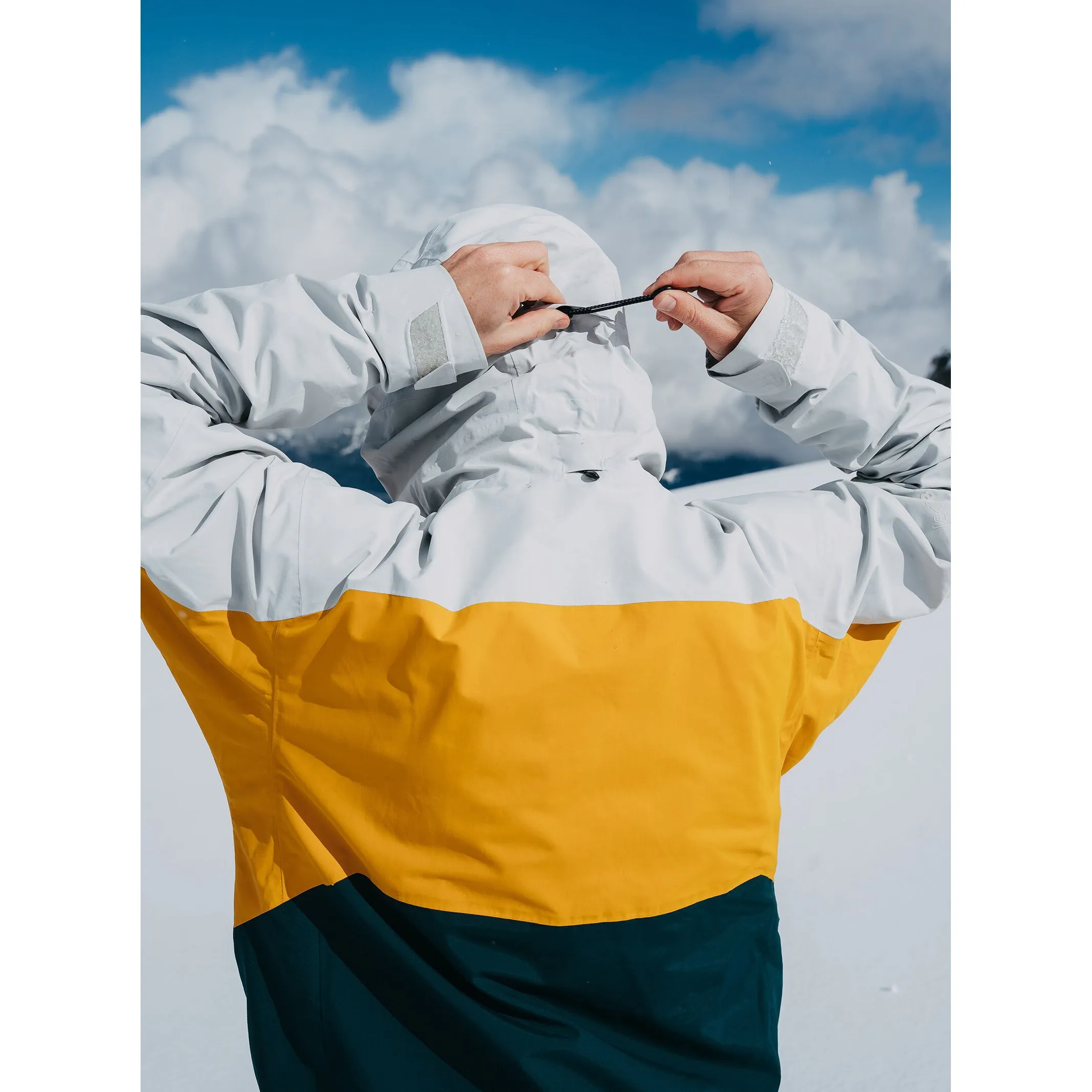 M AK GORE SWASH JACKET GRAY CLOUD / GOLDENROD / DEEP EMERALD